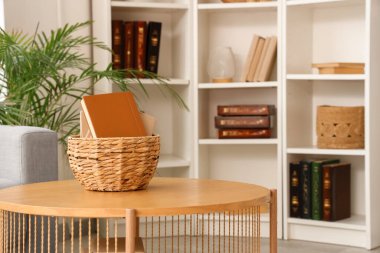 Oturma odasındaki kitaplığın yanında sepet ve sepet. Yakın çekim.