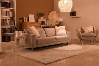 Rahat kanepesi, kitaplığı ve koltuğu olan bir oturma odası.