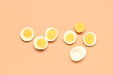 Turuncu arka planda lezzetli haşlanmış yumurta dilimleri.