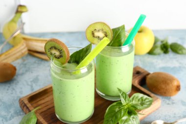 Mavi masada fesleğenli taze kivi püresi.