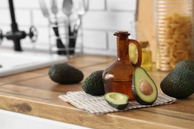Mutfak tezgahında bir sürahi taze avokado yağı.