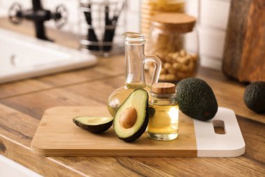 Mutfak tezgahında bir şişe taze avokado yağı.