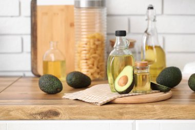 Mutfak tezgahında taze avokado yağı şişeleri