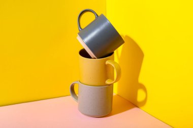 Renk arkaplanına seramik bardak yığını