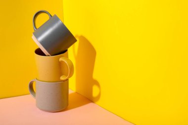 Renk arkaplanına seramik bardak yığını