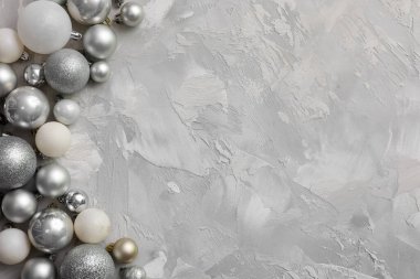 gri arka plan üzerinde Noel topları