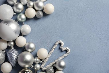 Mavi arka planda Noel topları ve şeker kamışları