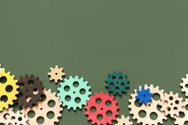 Yeşil zemin üzerinde ahşap dişliler