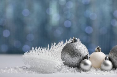 Karlı Noel baloları ve bulanık ışıklara karşı masada köknar dalları