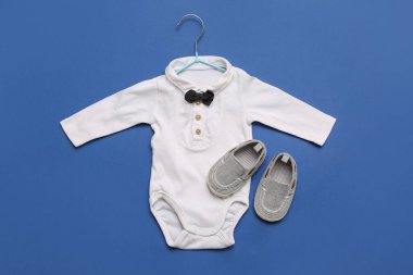 Şık bir elbise askısı ve mavi arka planda kalçaları var.