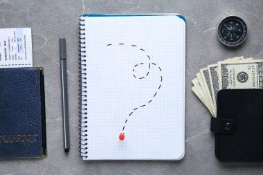 Çizilmiş güzergah, pusula, pasaport ve para içeren bir defter. Güzergah kavramı