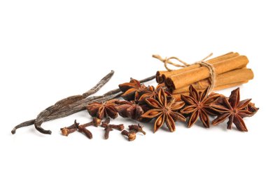 Tarçınlı, karanfilli ve vanilyalı anason yıldızları beyaz arka planda