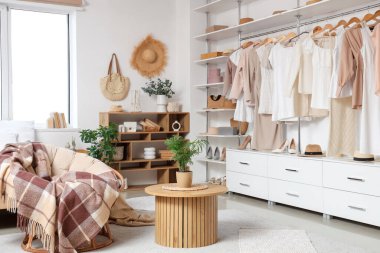 Modern yatak odasında farklı kıyafetleri ve aksesuarları olan büyük bir gardırop.