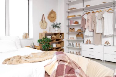 Modern kostümlü şık bir yatak odası.