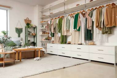 Giysileri, raf ünitesi ve yatak odasının iç tarafında yedek kulübesi olan büyük bir gardırop.