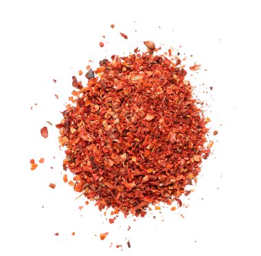 Beyaz arkaplanda kırmızı biber yığını