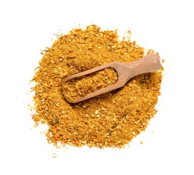 Beyaz arka planda bir yığın aromatik köri ve ahşap kepçe