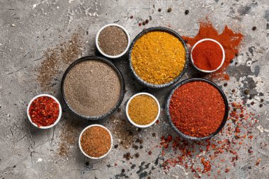 Grunge arka planında farklı baharatların olduğu kompozisyon