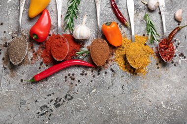 Grunge arka planında kaşık dolusu aromatik baharat ve sebze kompozisyonu