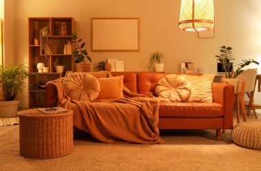 Rahat bir kanepe, hasır sepet ve oturma odasının içi puf.