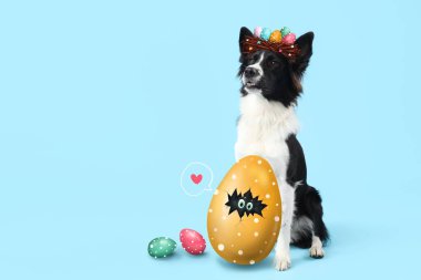 Açık mavi arka planda Paskalya yumurtaları olan şirin bir köpek.