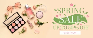 Metin Satış, makyaj ürünleri, güneş gözlükleri ve gül çiçekleriyle pankart