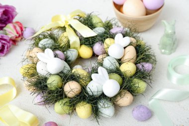 Beyaz masada Paskalya çelengi, yakın plan.