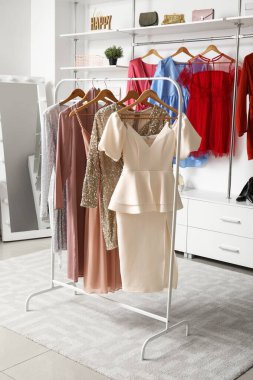 Güzel balo elbiseleriyle butikte sıraya girin.