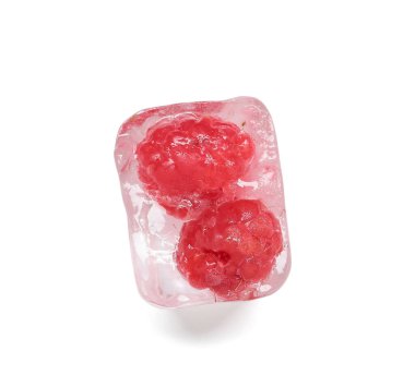 Buz küpünde donmuş ahududular beyaz arka planda