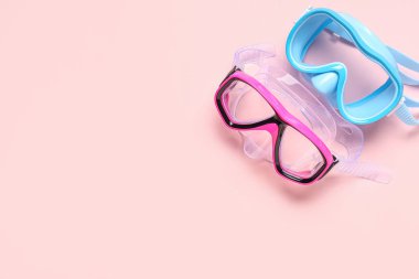 Pembe arka planda farklı yüzme maskeleri