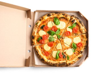 Beyaz arka planda lezzetli pizzalı karton kutu Margarita.