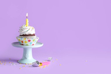 Mor zemininde yanan mum olan enfes bir doğum günü pastası standı