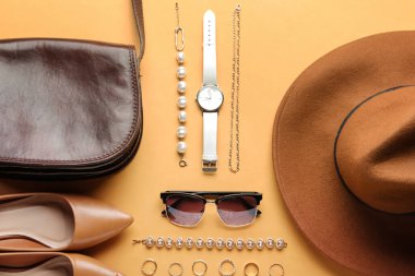 Renkli arka planda şık kadın aksesuarları ve ayakkabıları olan kompozisyon