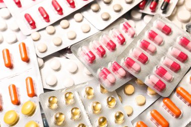 Arka plan olarak farklı haplar içeren kabarcık paketleri