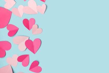 Mavi arka planda pembe kağıt kalpler. Sevgililer Günü kutlaması