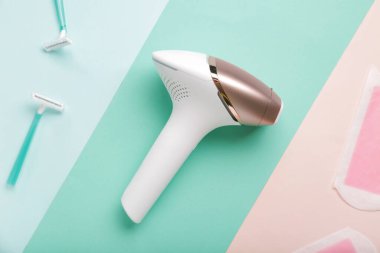 Renk arkaplanında jilet ve balmumu şeritli modern fotoepilatör