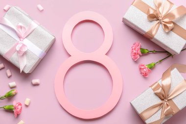 Hediye kutuları ve pembe arka planda güzel çiçekleri olan 8 numara. Uluslararası Kadınlar Günü