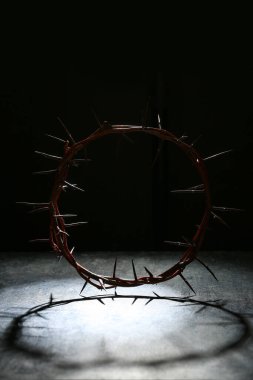 Siyah grunge arka planında ışık olan dikenli taç.