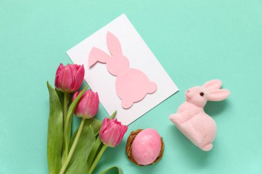 Yeşil arka planda tebrik kartı, yumurta ve lale kompozisyonu. Paskalya kutlaması