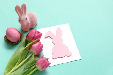 Yeşil arka planda tebrik kartı, yumurta ve lale kompozisyonu. Paskalya kutlaması