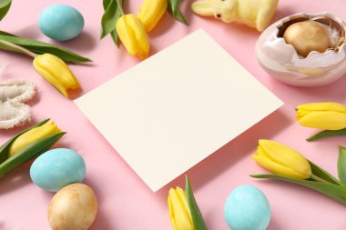 Laleli kompozisyon, boş kart ve pembe arka planda Paskalya yumurtası.