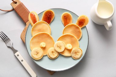 Gri arka planda komik Paskalya tavşanı krepleri