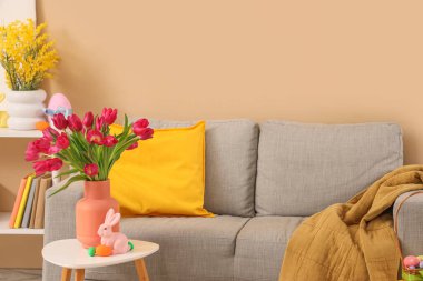 Lale vazosu, Paskalya tavşanı ve yumurta oturma odasında.