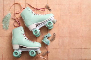 Oyuncak tavşanlı klasik patenler ve pembe fayanslı tüyler. Paskalya kutlaması