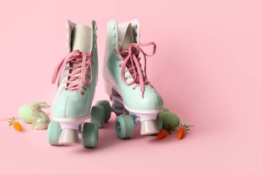 Paskalya yumurtası, havuç ve pembe arka planda oyuncak tavşanlı klasik patenler.