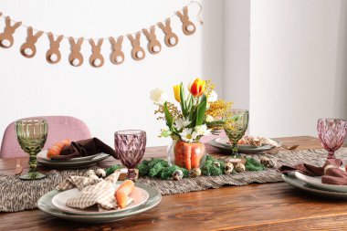 Paskalya için çok güzel bir masa. Yemek odasında havuç ve çiçeklerle süslenmiş.