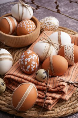 Örgü örülmüş paskalya yumurtaları arka planda, yakın plan.