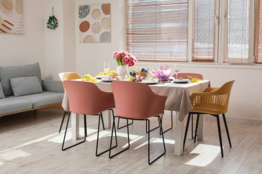 Paskalya sofrası kurulmuş şık bir yemek odası.