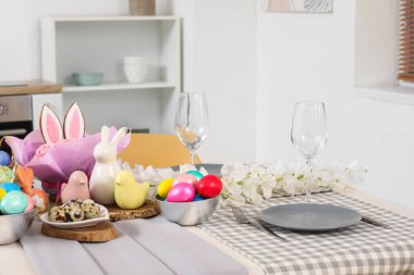 Çiçekli şenlik masası, Paskalya tavşanı ve boyalı yumurtalar.