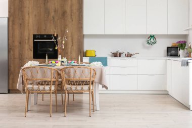 Paskalya kutlaması için sofraya servis edilen modern mutfağın içi.